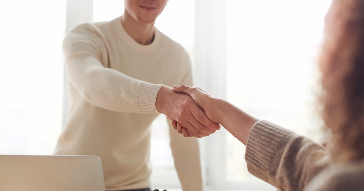 two captive insurance agents shaking hands after discussing how to become independent